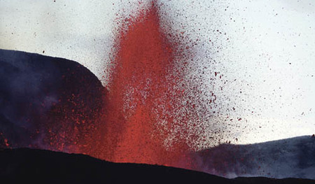 |[de] Geologie Vulkanismus Vulkan Gletschervulkan Eyjafjallajˆkull Ausbruch Vulkanausbruch Eruption Lava Magma Lavafont‰ne Lavastrom Eruptionsspalte Spaltenvulkan Aktivit‰t aktiv im M‰rz 2010 Fimmvˆrduh‡ls Natur Naturerscheinung Naturgewalt Katastrop