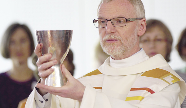Der Einladung in die Gemeinschaft der Glaubenden folgen immer weniger Menschen. Klaus Dopler, Pfarrer in Gallneukirchen, bei der Messfeier.