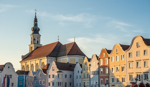 Der Kirchenbeitrag dient unter anderem dem Erhalt der Gotteshäuser. Im Bild: Schärding. 