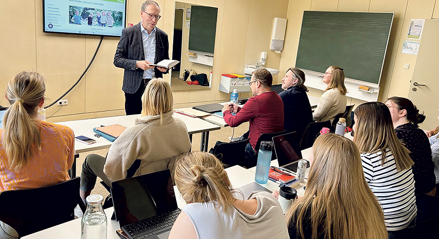 Werner Urbanz im Hörsaal.    