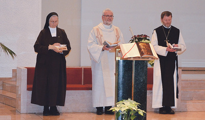 Bischofsvikar Adi Trawöger (Mitte), Generaloberin Sr. Michaela Pfeiffer-Vogl und Abt Reinhold Dessl OCist standen der Vesper beim Ordenstag vor.  