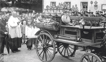 Matthias Spanlang segnete in seiner Pfarre St. Martin im Innkreis eine Feuerwehrspritze (1937). 