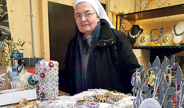 Sr. Maria Ludowika Plakolm aus Linz verkauft ihre Zwirnknöpfe für den guten Zweck. 