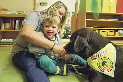 Janek mit Sandra Kainzinger und Therapiehund Joey.