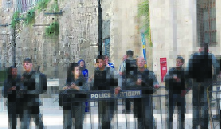 Israeli border policemen secure the area near the scene of the shooting attack, in Jerusalem's Old City July 14, 2017. REUTERS/Ammar Awad - RTX3BELR