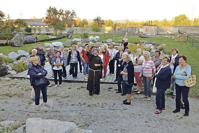 Der Eferdinger „Frauenherbst“ ist zu Besuch im Franziskanerkloster Pupping. Durch die Klosteranlage führt Bruder Fritz Wenigwieser.   