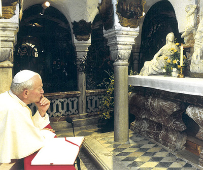 Johannes Paul II. betete 1988  vor dem Grab der hl. Hemma.