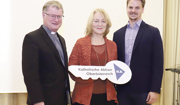 Leitungswechsel bei der Katholischen Aktion. Bischof Manfred Scheuer mit Maria Hasibeder und Sebastian Rappl.  