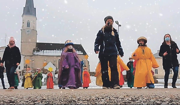 Die Pfarre Haigermoos tanzt. Die 19 Sternsinger/innen übten zuerst zuhause mit ihren Eltern, dann gab es einen Gemeinschaftstanz auf dem Gemeindeplatz. Auch den Eltern hat es gefallen.   