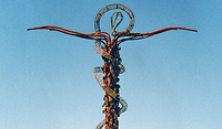 Dieses Kreuz auf dem Berg Nebo (Jordanien) ist von einer Schlange  umschlungen. Es verbindet symbolisch die erste Lesung und das  Evangelium dieses Sonntags. 