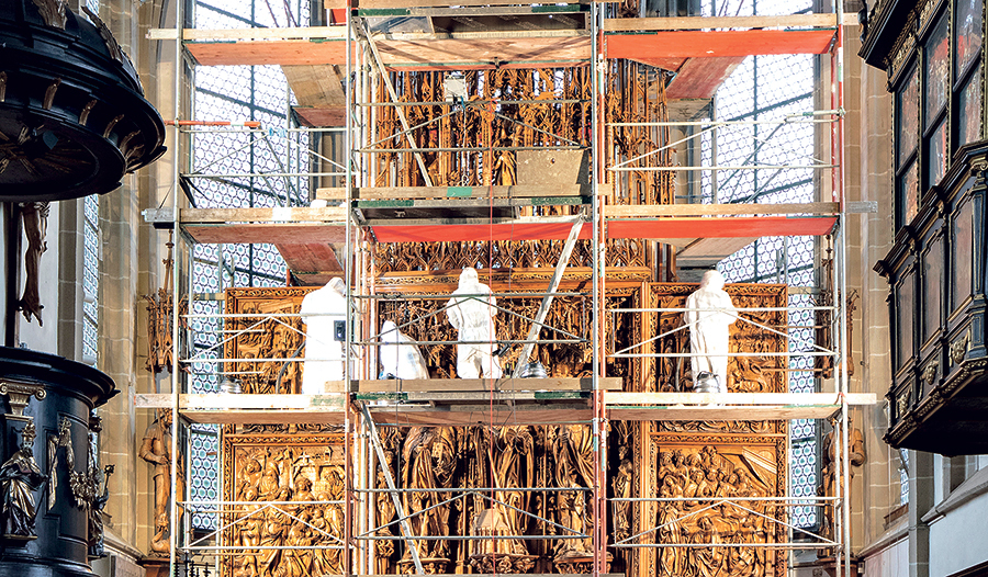 Reinigungsarbeiten am Kefermarkter Altar im Rahmen des Gotikprojekts. Insgesamt 30 Kirchen im Mühlviertel und 25 in Südböhmen sind Teil der Gotikstraße. 
