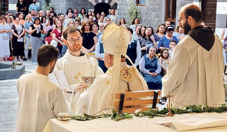 Frater Gerald Baumgartner empfängt als Diakon das Evangeliar.     