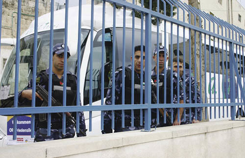 Vor der katholische Pfarrkirche auf den Hirtenfeldern in Bethlehem, wo die Friedenslicht-Pilger-Messe gefeiert wird, pal?stinensiche Polizei mit Personenschutz-Aufgaben