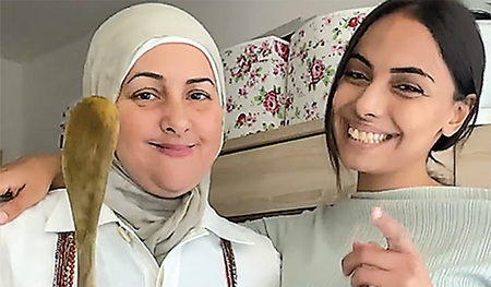 Auf Instagram geben zwei junge Frauen Einblick in den muslimischen Alltag in Österreich.