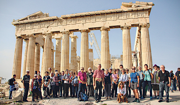Strahlender Sonnenschein am Sonntag: Eine Busgruppe auf der Athener Akropolis.  