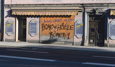 In diesem Fall in Linz hat ein anderer Graffitisprüher die Botschaft des Angeklagten (schwarz) ins Gegenteil verkehrt (lila). 