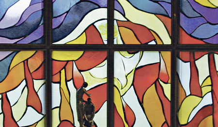 Der Heilige Geist im Zentrum der Schöpfung: Glasfenster von Prof. Hans Plank in der Pfarrkirche Traun-Oedt-St. Josef.    