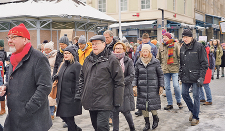 Proteste gegen Rechtsextremismus fanden u. a. in Limburg mit Bischof Georg Bätzing statt (3. von links).