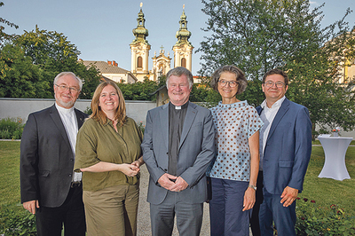 Bischof Manfred Scheuer (Mitte) mit Generalvikar Severin Lederhilger, Bereichsleiterin Edeltraud Addy-Papelitzky, Presseclub-Präsidentin Christine Haiden und Kirchenzeitungs-Chefredakteur Heinz Niederleitner.