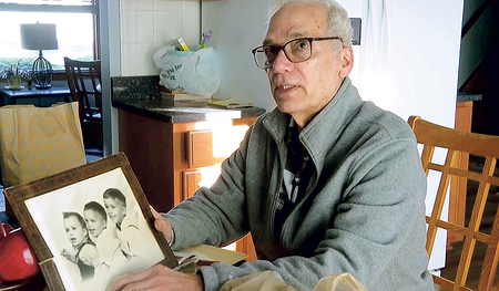 John Prevost zeigt ein altes Foto seiner Brüder, darunter Papst Leo XIV.