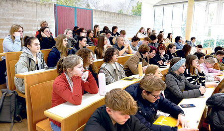 Schüler:innen schnupperten beim TheoTag erstmals Uniluft.   