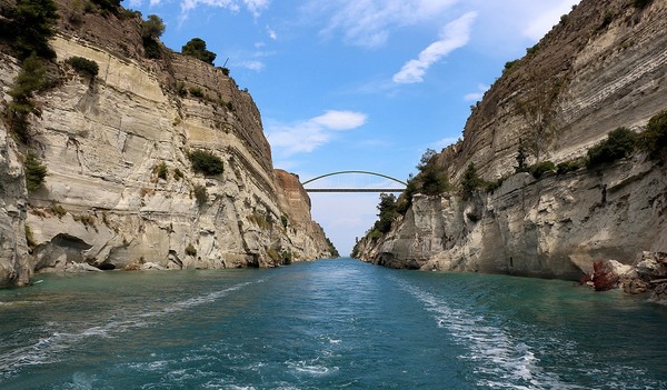Der Korintherbrief wurde vermutlich in Korinth verfaßt. Den Kanal gab es damals noch nicht. 