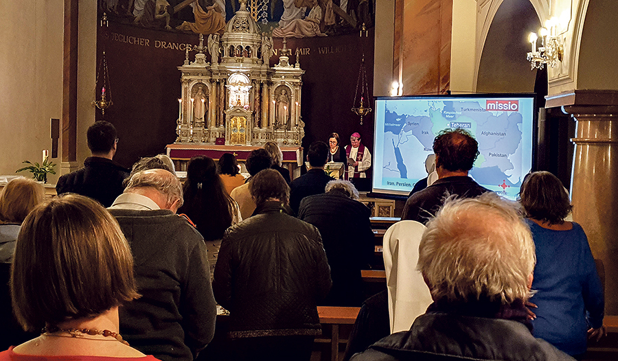 Beim Gebetsabend wurde das Vaterunser auf Persisch und Deutsch gesprochen. 