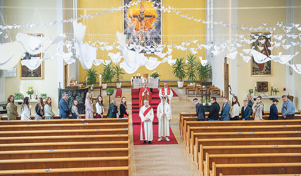 Der Riedberger Kirchenhimmel hängt voller Tauben.    