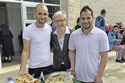 Die Begegnung mit Sr. Hildegard Enzenhofer in Emmaus zählte für viele Pilger/innen zu den Höhepunkten der Reise. Sr. Hildegard leitet ein Altenheim für palästinensische Frauen und hat eine Pflegehochschule gegründet. Die beiden Köche des Hauses hatte