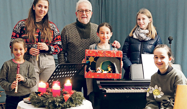 Diakon Franz Winter (stehend) mit Mitgliedern der Katholischen Jungschar, die kürzlich eine Feier gestaltet haben  