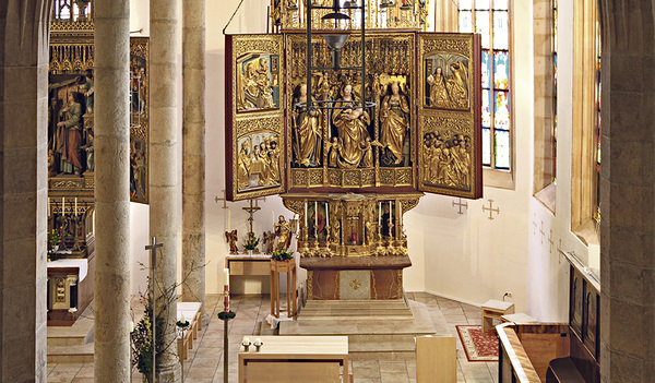 Der Doppelflügel­altar zählt zu den wertvollsten gotischen Altären in Oberösterreich, davor: der Altar und Ambo von Sepp Auer. 