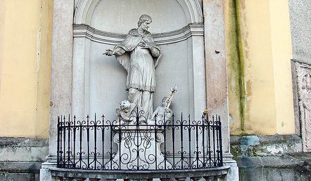 Johann Lukas von Hildebrandt und Georg Raphael Donner haben das Johannes Nepomuk-Denkmal geschaffen. Es befindet sich jetzt an der Chorseite der Linzer Stadtpfarrkirche – leider heute ohne Sternenkranz.