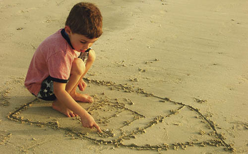 Junge zeichnet ein Haus - boy drawing a house [ (c) www.BilderBox.com, Erwin Wodicka, Siedlerzeile 3, A-4062 Thening, Tel. + 43 676 5103678.Verwendung nur gegen HONORAR, BELEG,URHEBERVERMERK und den AGBs auf bilderbox.com](in an im auf aus als and be