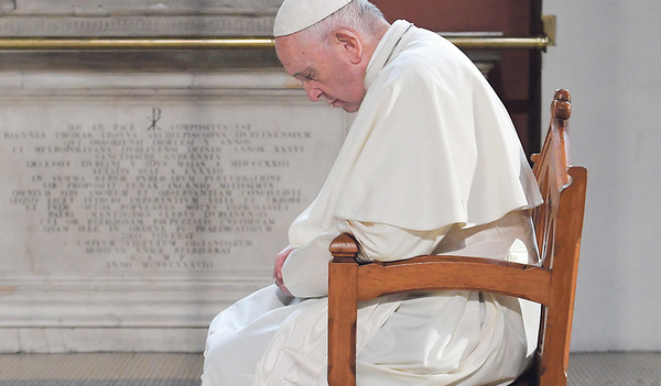 Papst Franziskus betet in der Prokathedrale St. Maria in Dublin.  