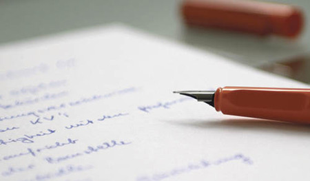 Fuellhalter mit Schriftstueck / Fountain pen with document [ (c) www.BilderBox.com,Erwin Wodicka,Siedlerzeile 3,A4062 Thening,Tel.+43 676 5103 678. Verwendung nur gegen HONORAR, BELEG, URHEBERVERMERK und den AGBs auf bilderbox.com ] (in an im aus als