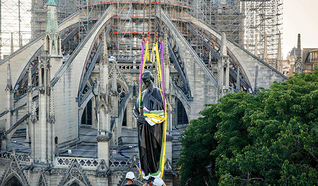 16 restaurierte Apostel-Figuren aus Kupfer werden am Sockel des neu ­errichteten Vierungsturms der Kathedrale Notre-Dame wieder aufgestellt.  
