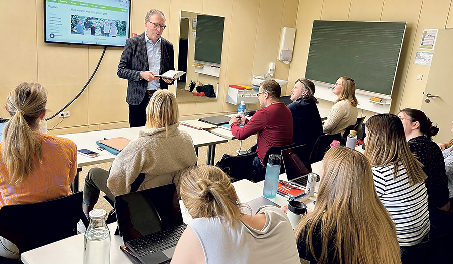 Werner Urbanz im Hörsaal.    