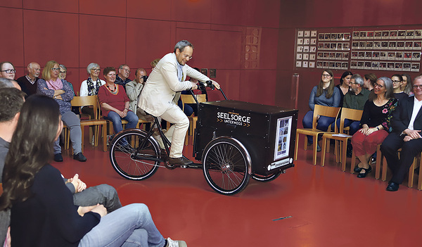 Ein Lastenrad bringt die Seelsorge in Wels auf die Straße.  