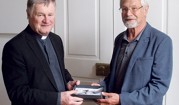 Franz Erwin Eiersebner (re.) übergab Bischof Manfred Scheuer zwei Erinnerungsstücke seines Onkels Pfarrer Franz Eiersebner aus dessen Zeit im Zuchthaus Straubing: einen Löffel und ein kleines Taschenmesser. 