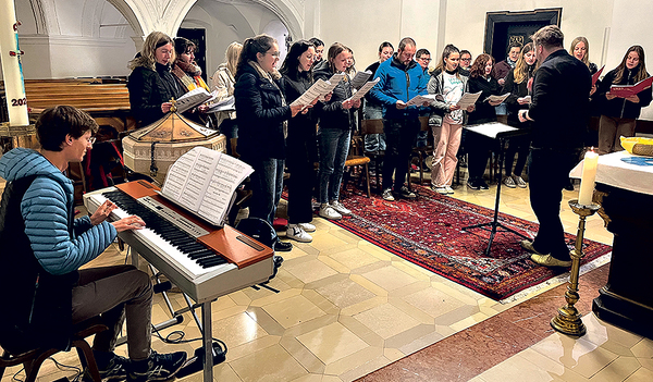 Der Gesamtchor beim Abschlussgottesdienst des gemeinsamen Singwochenendes  