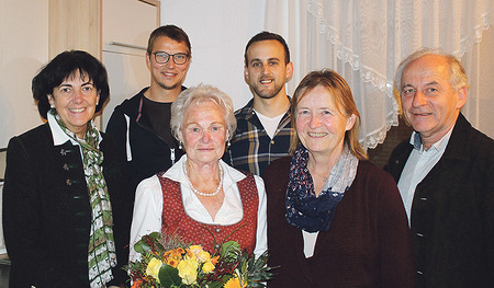 Die Jubilarin Margarethe Schneider (zweite von links) mit den Gratulierenden
