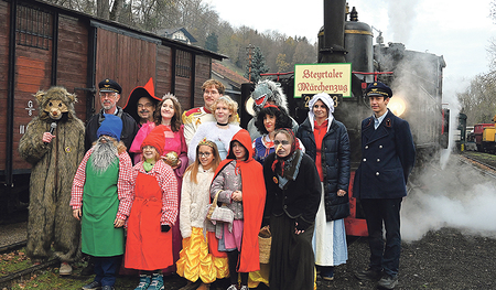 Unterwegs mit Märchenfiguren im Dampfzug auf der Steyrtalbahn.  