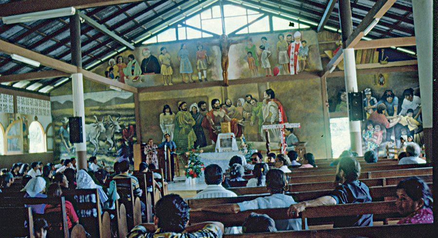 Altarwand der katholischen Kirche in Waslala (Nicaragua) - aufgenommen 1997 im Rahmen einer Projektreise der Aktion Sei So Frei der Katholischen Männerbewegung OÖ. Rechts ist die Impfung eines Kindes zu sehen. 