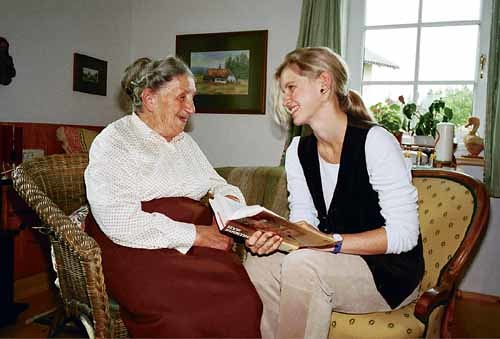 Jung und Alt im Gespraech
Menschen, Frau, Alt, Alter, Alte, Senioren, Pensionistin, Rentnerin, Gespr?ch, Vorlesen, Buch, Enkel, Verwandtschaft, Enkerl, Omi, Generation, Generationen, Generationsvertrag, Zuh?ren, Pflegen, Lachende, Freundliche, Nett,