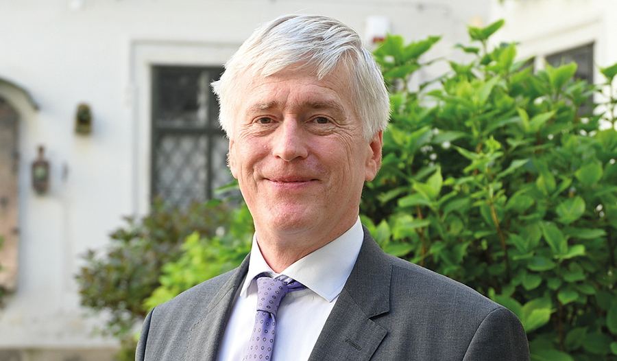 Karl Prummer wird Vatikan-Botschafter. 