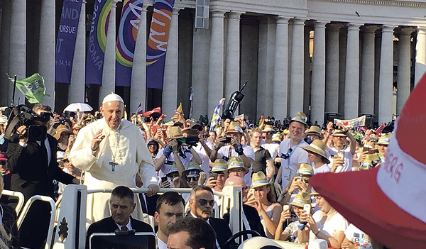 Das frühe Anstellen hat sich gelohnt. Die Traberger Ministrant/innen konnten den Papst hautnah erleben. Das Papamobil fuhr direkt an ihnen vorbei. Die Begeisterung der vielen jungen Menschen war sichtbar und spürbar.   