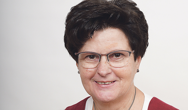 Ernestine Schmiedleitner ist Werklehrerin, Konsulentin für Volksbildung und Heimatpflege, Bezirksobfrau der Goldhaubengemeinschaft Unteres Innviertel, Ortsobfrau der Goldhaubengruppe Diersbach.