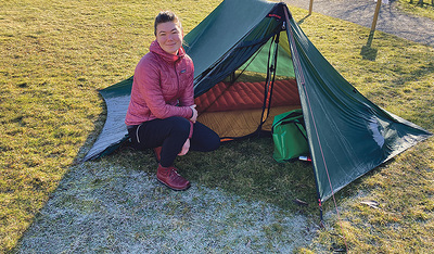 Die Studentin Ida Berschl (im Bild) ist eine von siebzehn Personen, die stellvertretend für viele Befürworter/innen der Initiative „Wochenende für Moria“ eine Nacht im Zelt im Orangeriepark Schärding verbracht haben. Insgesamt 300 Unterstützer/innen 