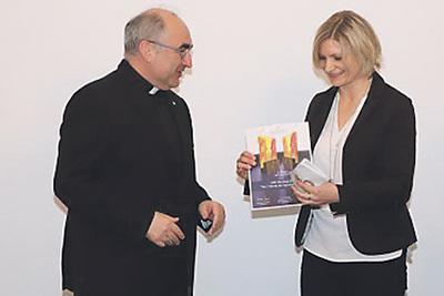 Bischof Wilhelm Krautwaschl übergibt die Auszeichnung an die Eferdinger Religionslehrerin Eveline Amerstorfer.