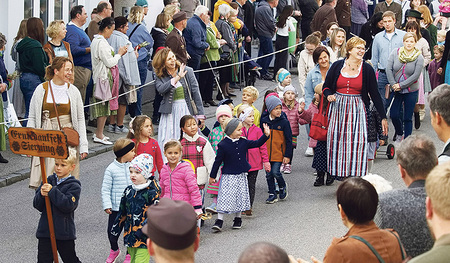 Die Sierninger Kindergartenkinder waren mitten drin im Festzug durch die Straßen.  